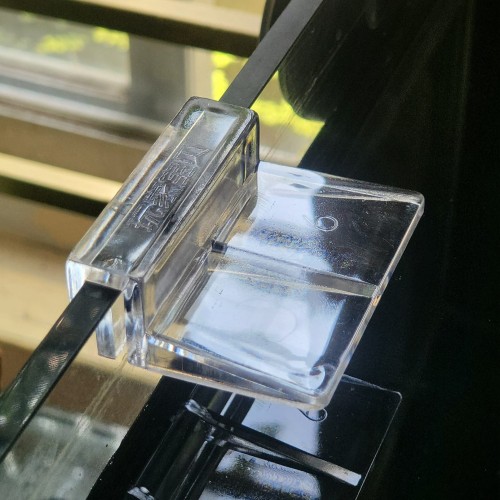 Clip for aquarium cover glass